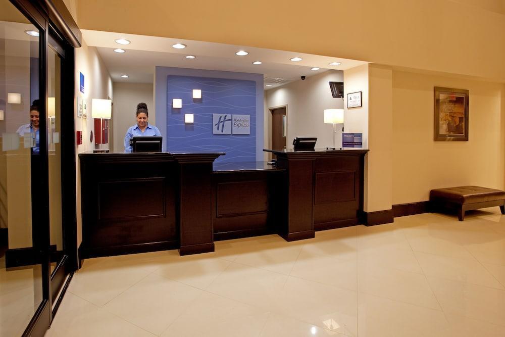 Holiday Inn Express Hotel & Suites Hope Mills-Fayetteville Airport By Ihg Exterior photo