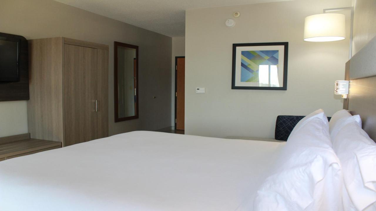 Holiday Inn Express Hotel & Suites Hope Mills-Fayetteville Airport By Ihg Exterior photo