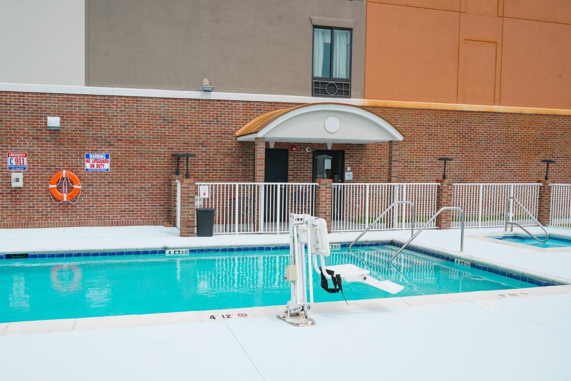 Holiday Inn Express Hotel & Suites Hope Mills-Fayetteville Airport By Ihg Exterior photo