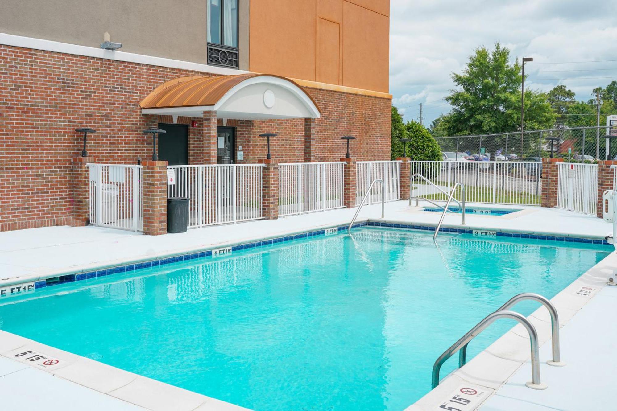 Holiday Inn Express Hotel & Suites Hope Mills-Fayetteville Airport By Ihg Exterior photo